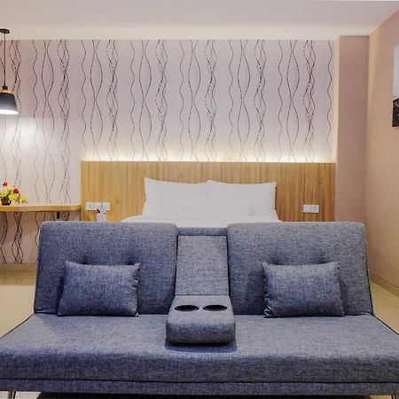 Front One Hotel Sragen Luaran gambar