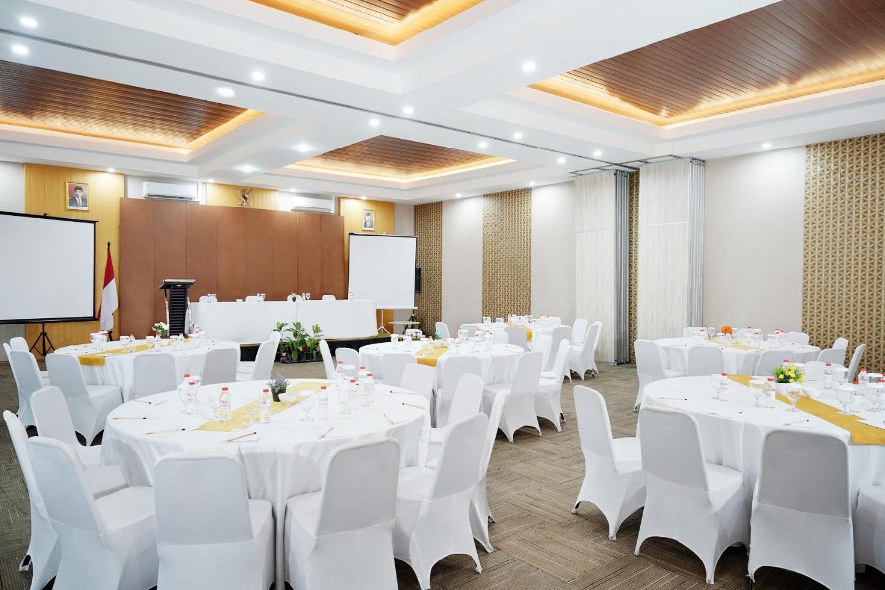 Front One Hotel Sragen Luaran gambar