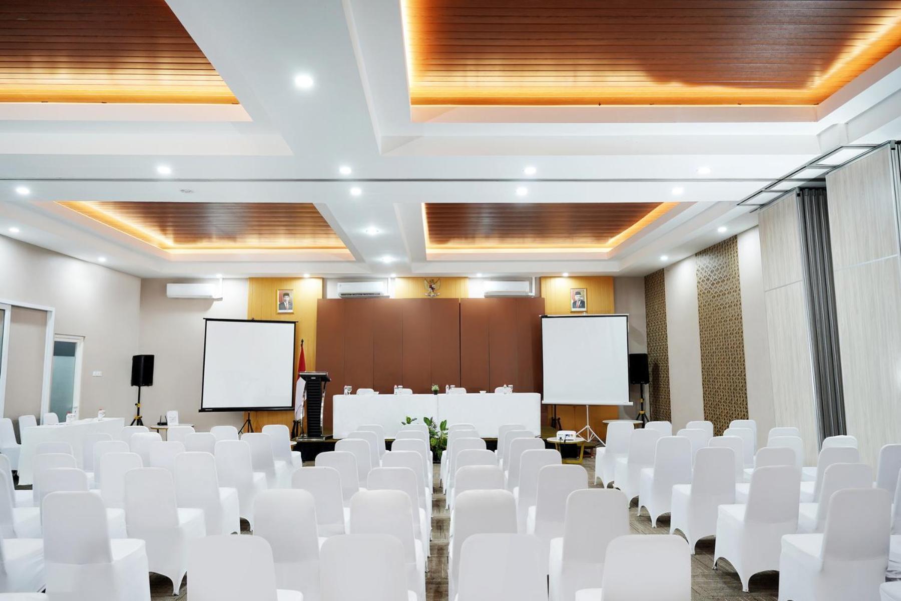 Front One Hotel Sragen Luaran gambar