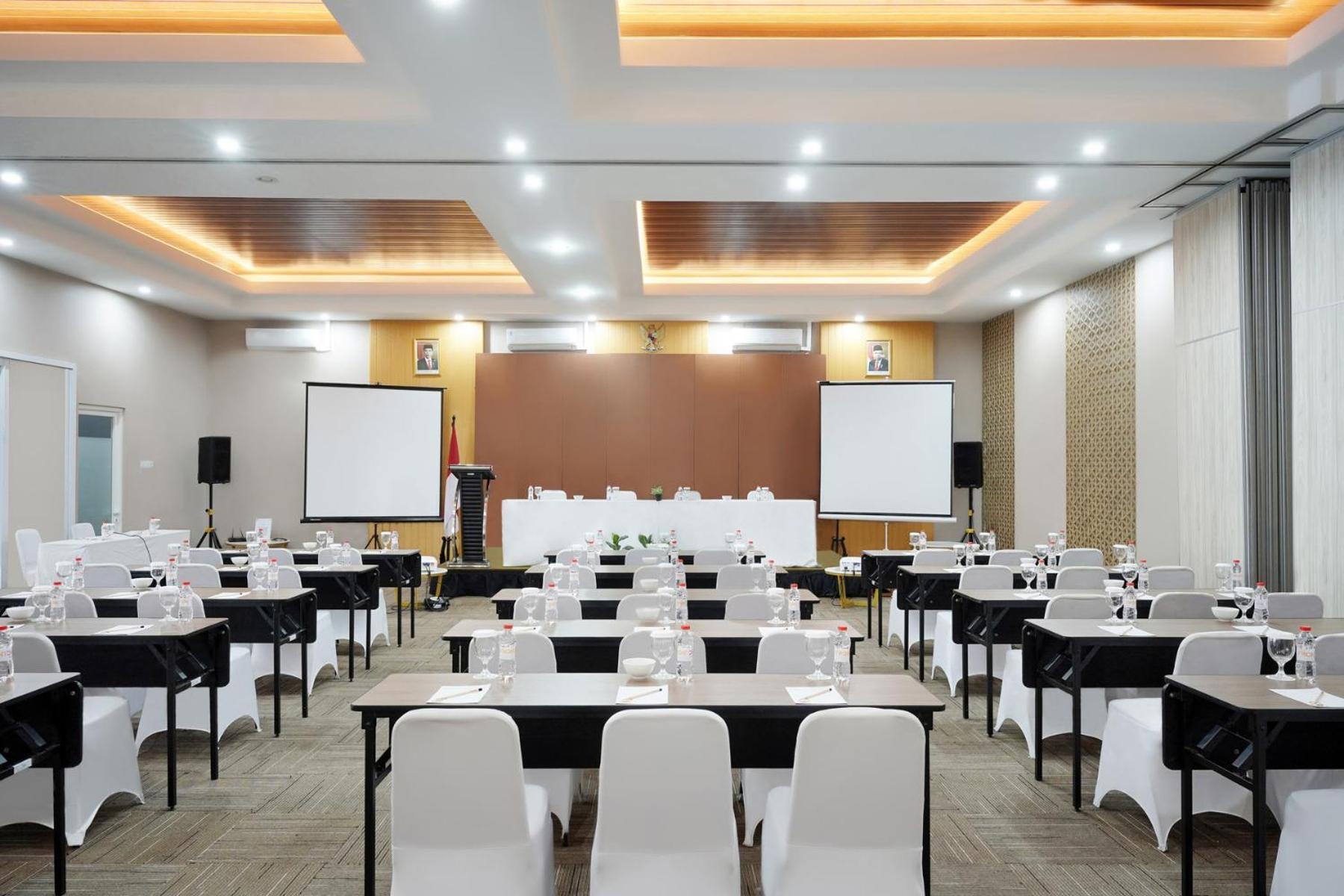 Front One Hotel Sragen Luaran gambar