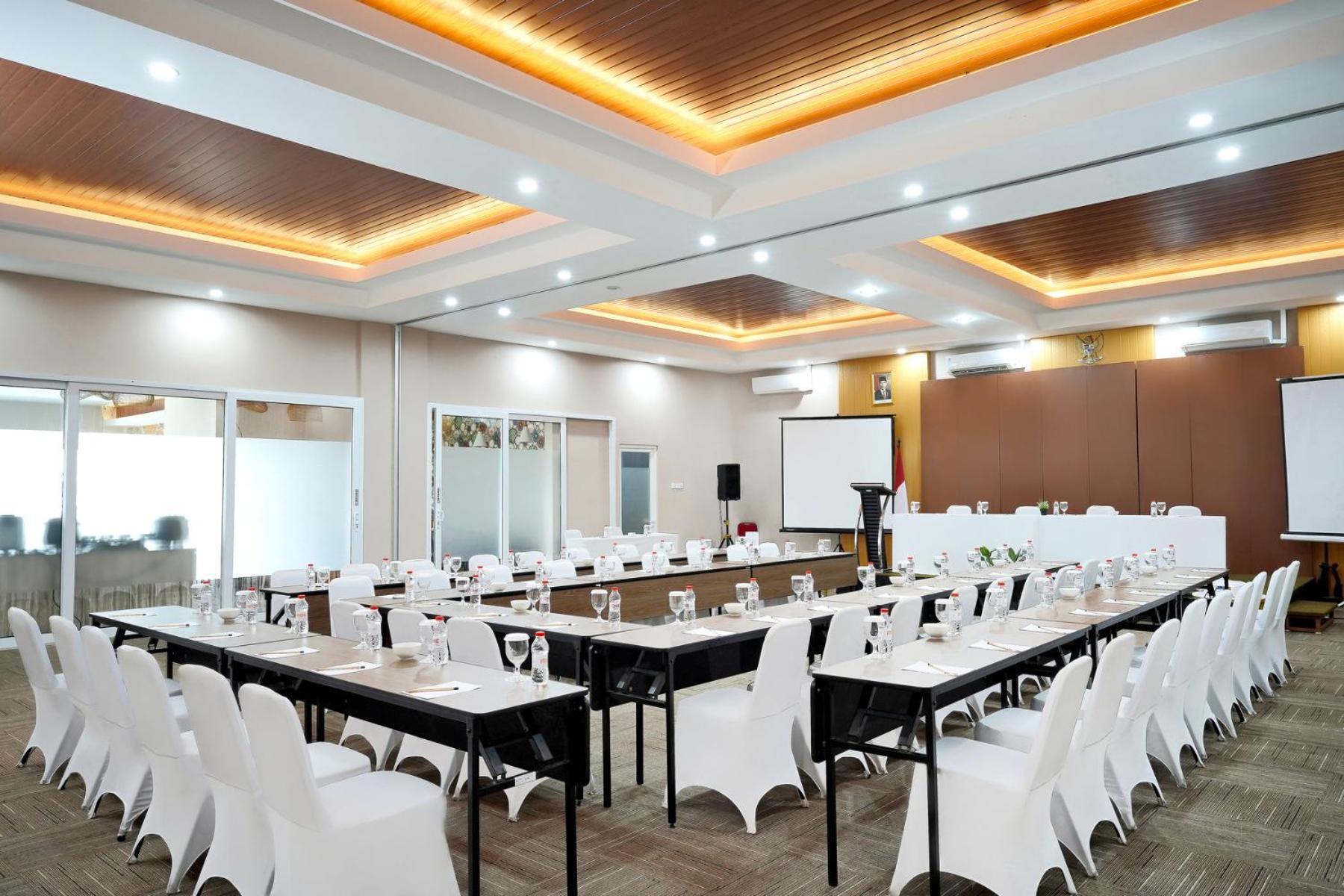 Front One Hotel Sragen Luaran gambar
