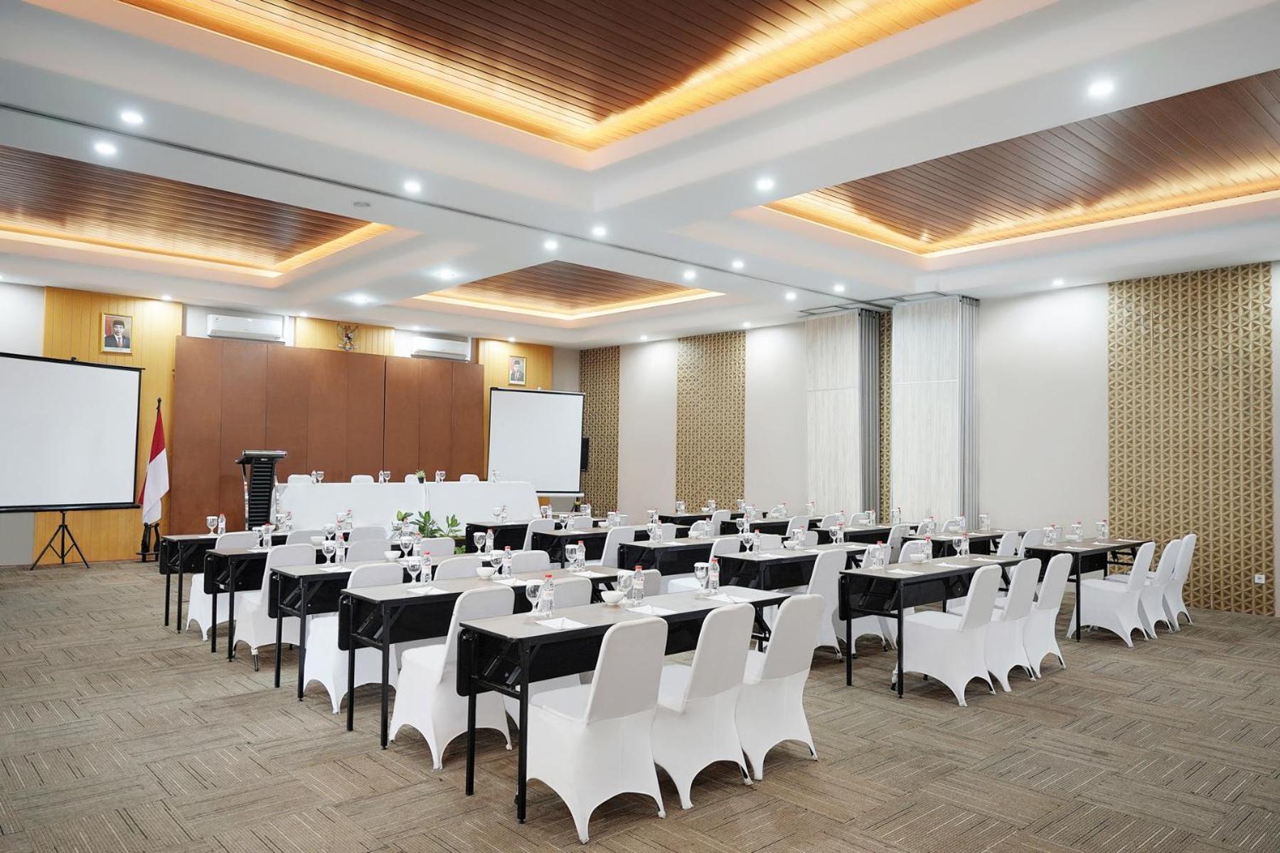 Front One Hotel Sragen Luaran gambar