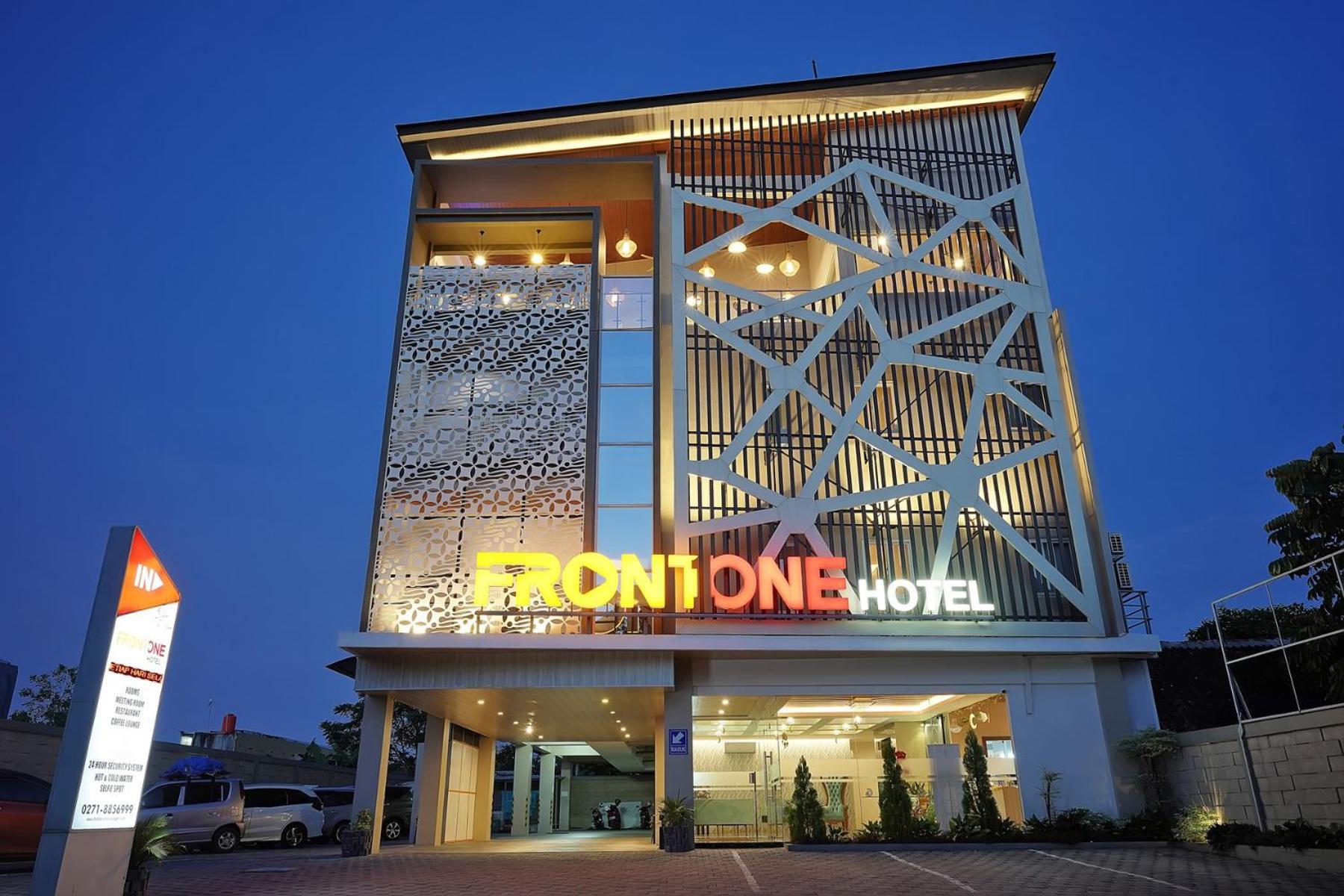 Front One Hotel Sragen Luaran gambar